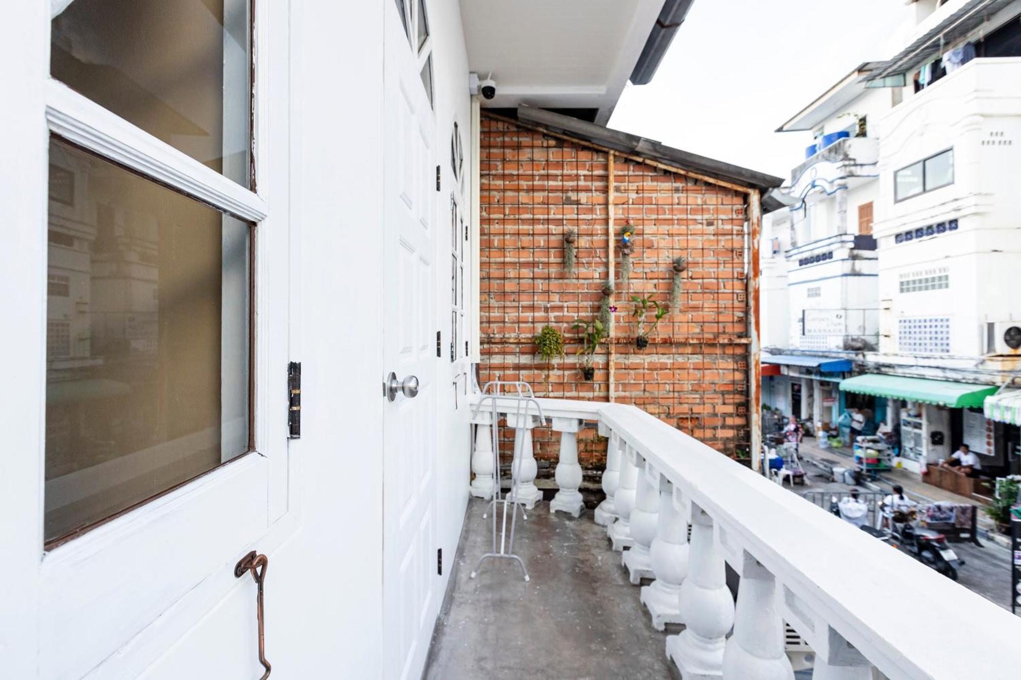 Sweett Lemon Hostel Patong Exteriör bild